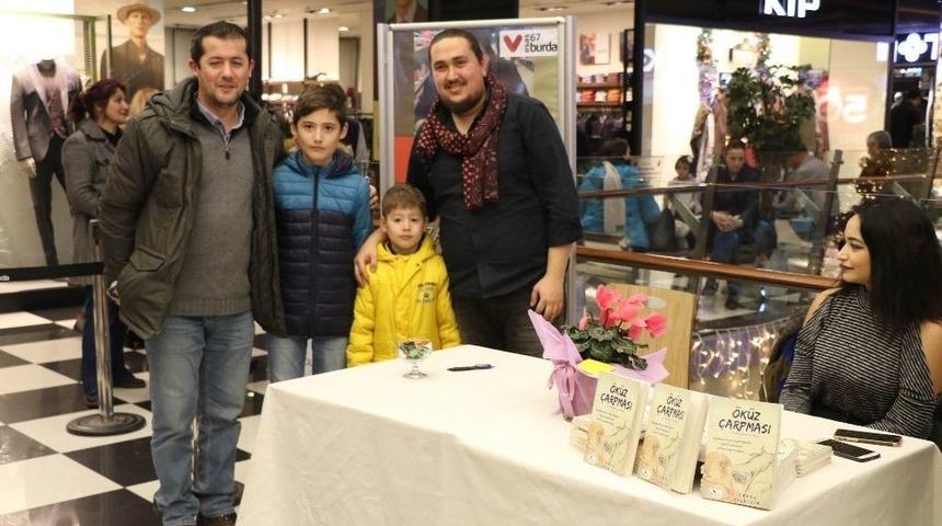 Tansu Yıldırım, Hayranları İ&ccedil;in İmzaladı