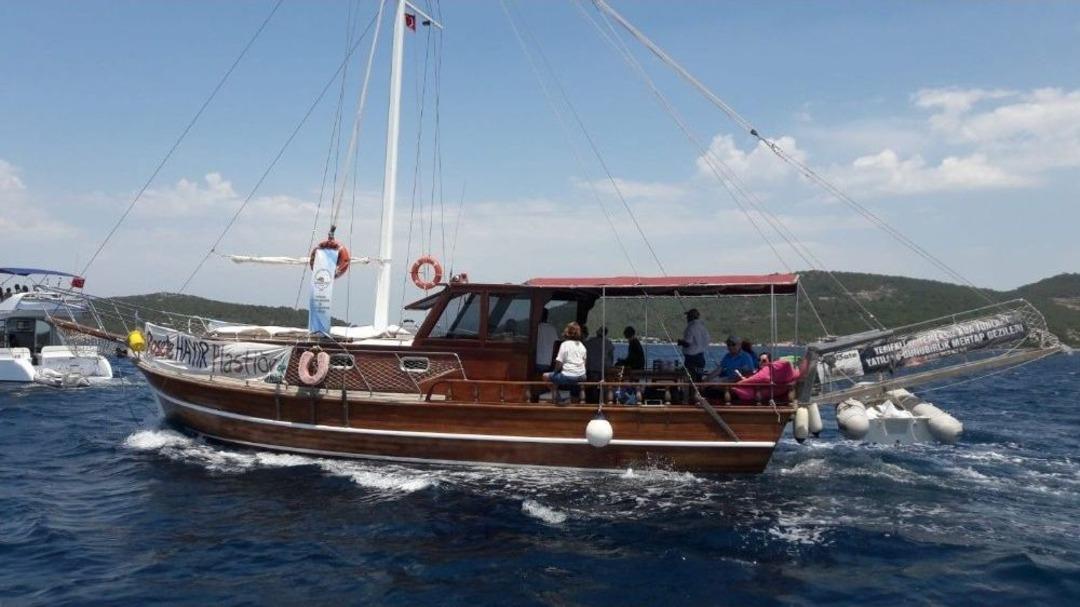 Ayvalıklı Gezi Teknecilerinden Anlamlı &Ccedil;evre Temizliği