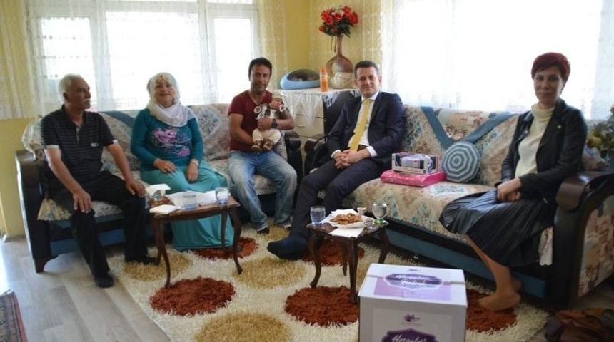 Başkan &Uuml;rkmezer&rsquo;den Yeni Doğan Bebeklere Hoş Geldin Ziyareti