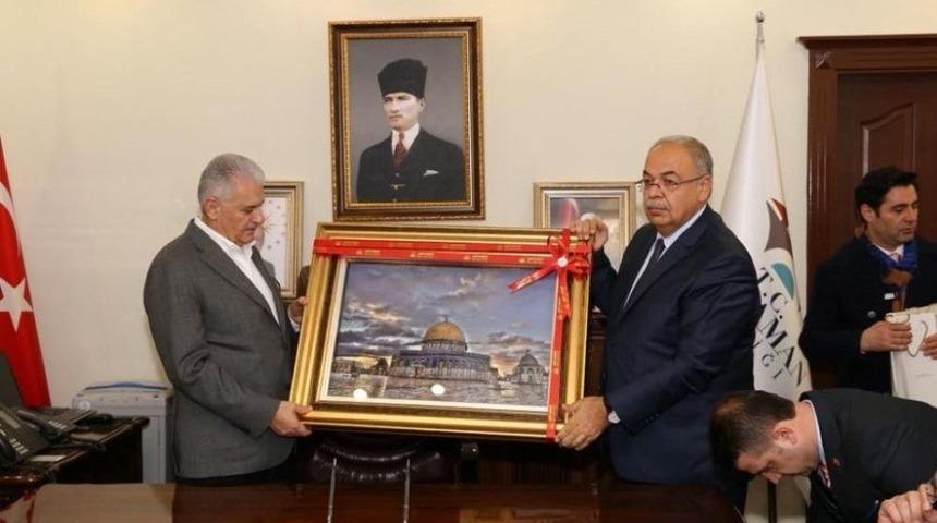 Hüsrev Kutlu, Başbakan Yıldırım’a Mescid- Aksa Tablosu Hediye Etti