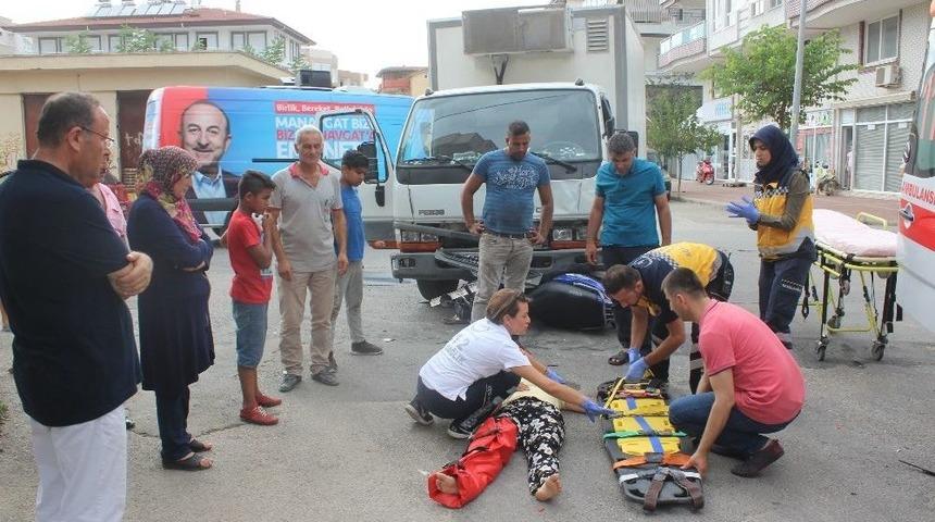 Manavgat&rsquo;ta Motosiklet Kamyonetin Altında Kaldı: 2 Yaralı