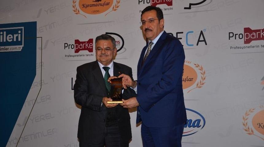 Başkan Yağcı, &Ouml;d&uuml;l&uuml;n&uuml; Bakan T&uuml;fenkci&rsquo;den Aldı