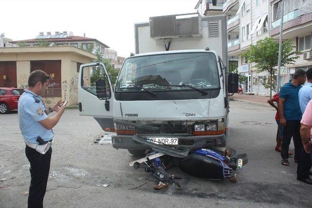 Manavgat’ta Motosiklet Kamyonetin Altında Kaldı: 2 Yaralı