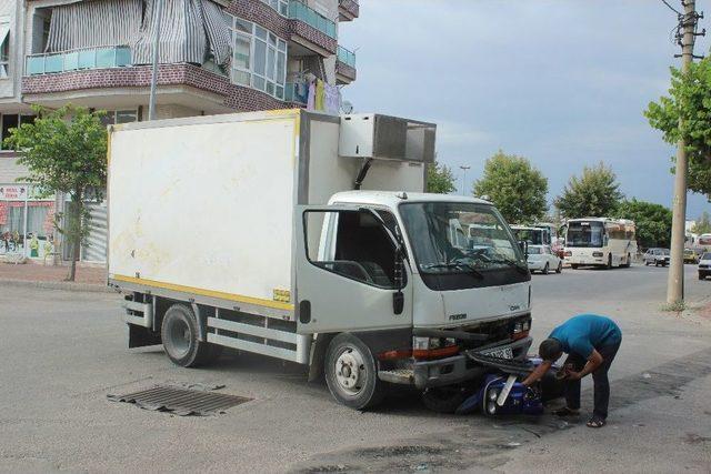 Manavgat’ta Motosiklet Kamyonetin Altında Kaldı: 2 Yaralı