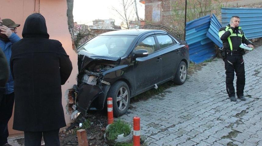 Kontrolden &Ccedil;ıkan Otomobil İstinat Duvarına &Ccedil;arptı