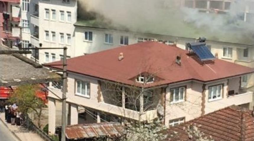 Ak&ccedil;akoca&rsquo;da &Ccedil;atı Yangını