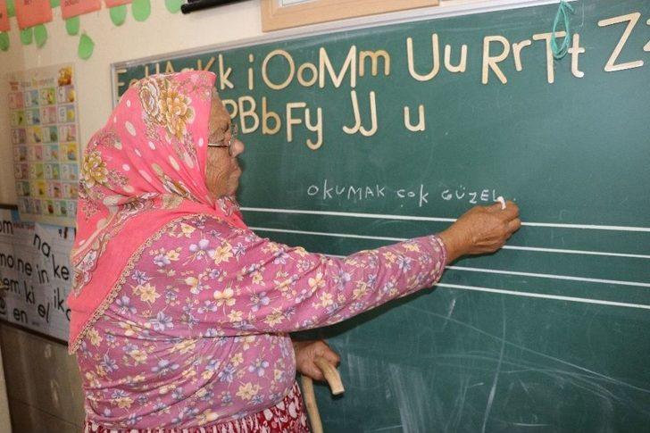 80’lik Ninelerin Okuma Azmi G1