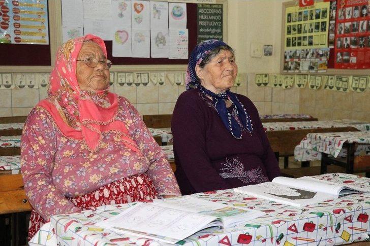 80’lik Ninelerin Okuma Azmi G4