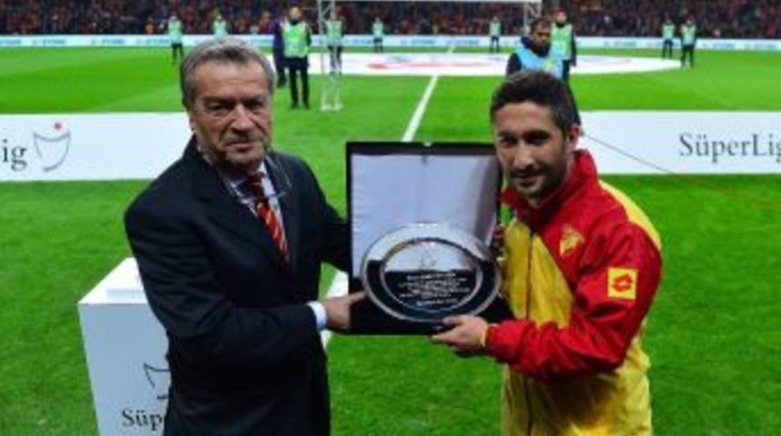 Sabir Sarıoğlu&rsquo;na Plaket Verildi