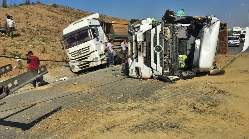 (&ouml;zel) 3. Havalimanı Yolunda Hafriyat Kamyonları Kaza Yaptı: 2 Yaralı