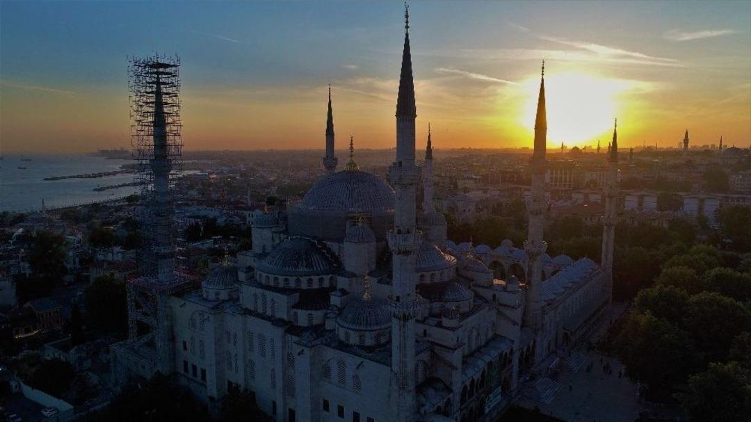 -sultanahmet Camii&rsquo;nin G&uuml;n Batımıyla Birleşen Eşsiz Manzarası Havadan G&ouml;r&uuml;nt&uuml;lendi