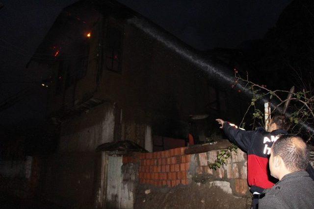 Amasya’da 2 Katlı Ahşap Ev Alevlere Teslim Oldu