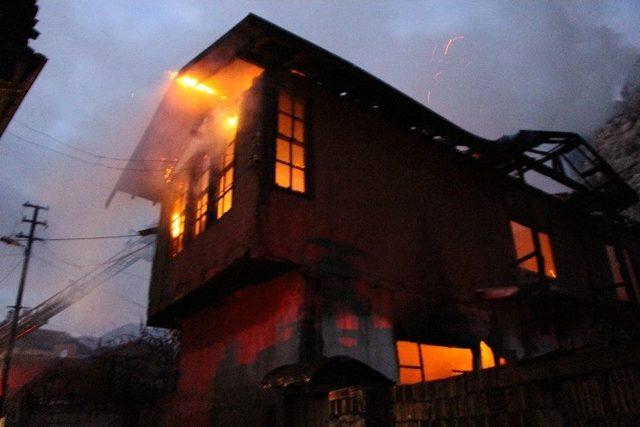 Amasya’da 2 Katlı Ahşap Ev Alevlere Teslim Oldu