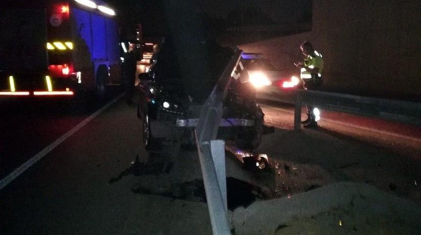 Kontrolden &Ccedil;ıkan Otomobil Bariyerlere &Ccedil;arptı: 1 Yaralı