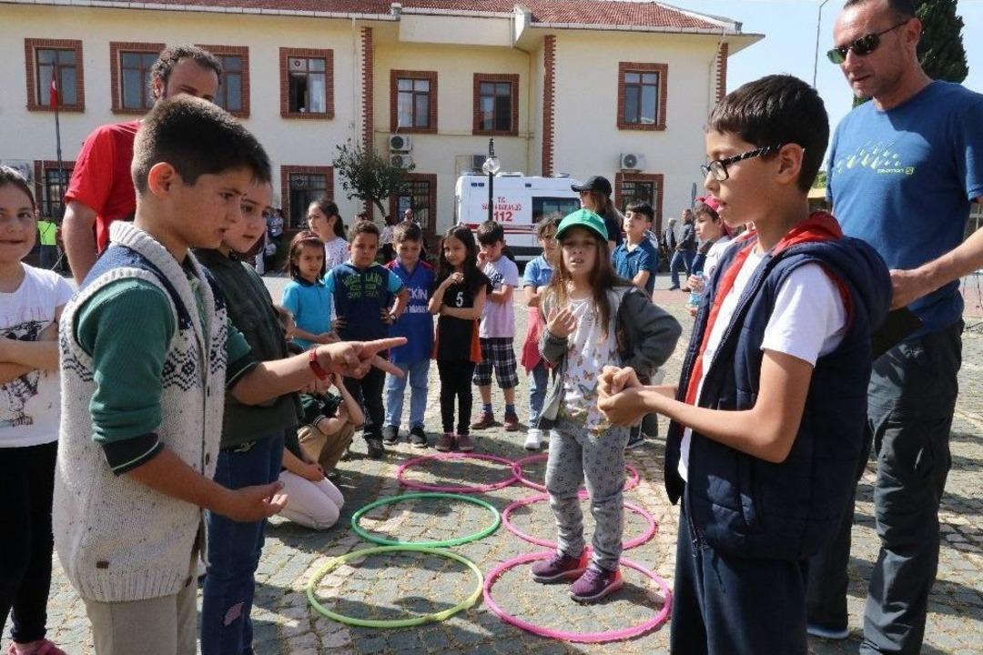 &Ouml;ğrenciler Anne Babalarının &Ccedil;ocukluk Oyunlarını Oynadı