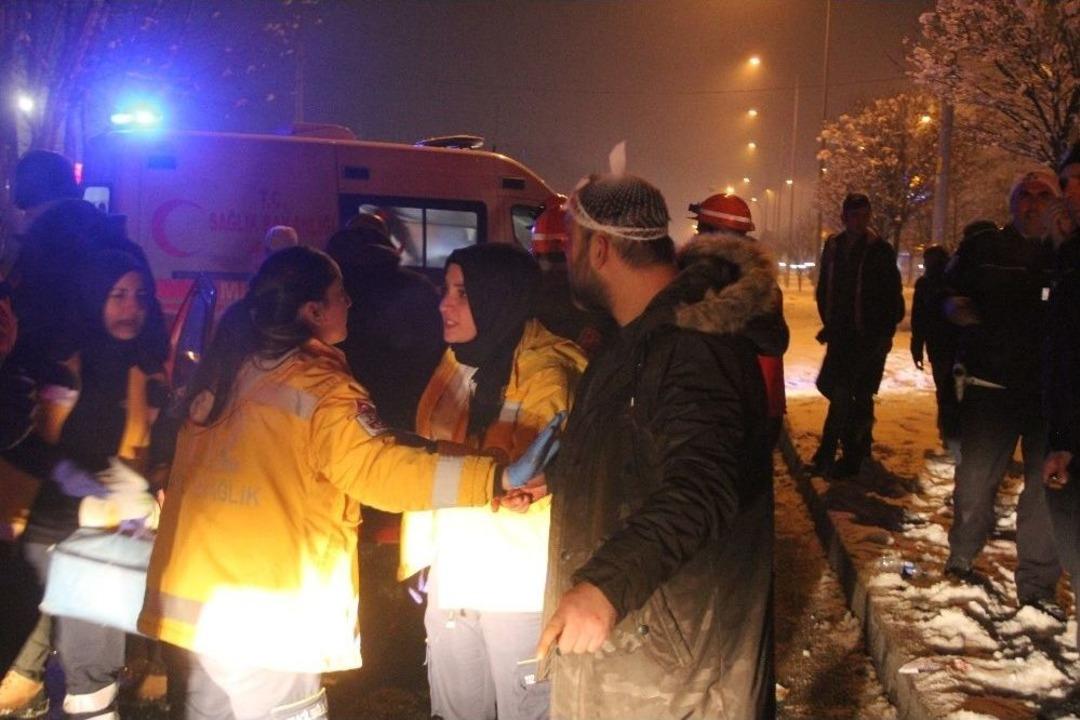 Otomobil Kırmızı Işıkta Bekleyen Minib&uuml;se &Ccedil;arptı: 6 Yaralı