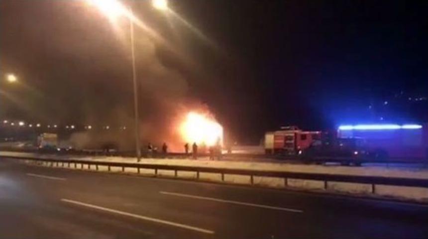 Mutfak Malzemesi Yüklü Tır Alev Alev Yandı