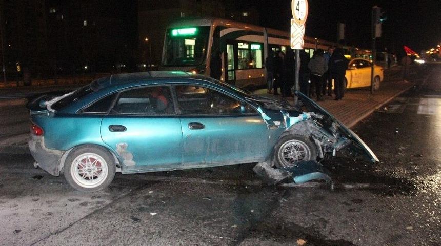 Kontrolden &Ccedil;ıkan Otomobil Tramvaya &Ccedil;arptı