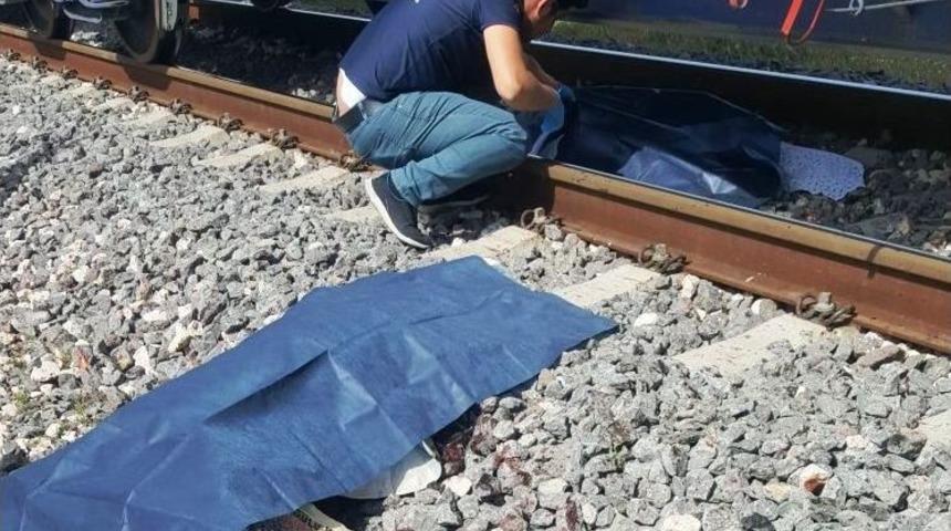 Trenin Çarptığı Baba İle Kucağındaki Çocuğu Öldü