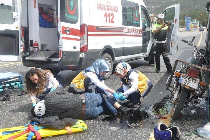 Tıra Arkadan Çarpan Motosiklet Sürücüsünü Kaskı Kurtardı G2