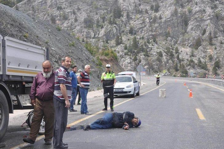 Tıra Arkadan Çarpan Motosiklet Sürücüsünü Kaskı Kurtardı G3