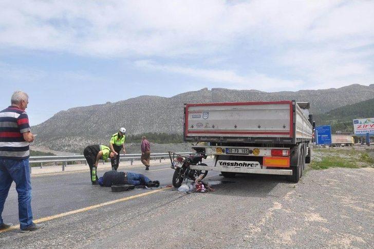 Tıra Arkadan Çarpan Motosiklet Sürücüsünü Kaskı Kurtardı G4