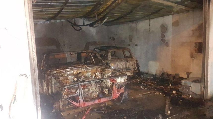 Sancaktepe&rsquo;de 2 Otomobil Alev Alev Yandı