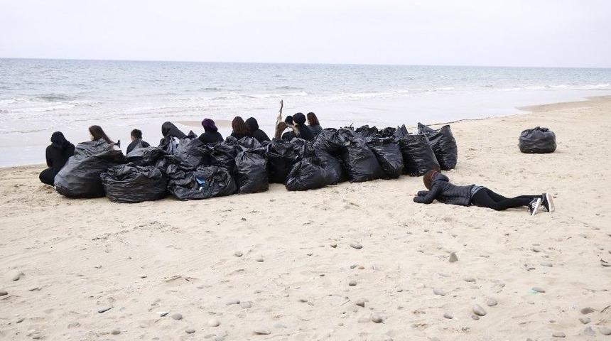 Om&uuml;&rsquo;l&uuml; &Ccedil;evreci &Ouml;ğrenciler Sinop&rsquo;ta Sarıkum&rsquo;u Temizledi