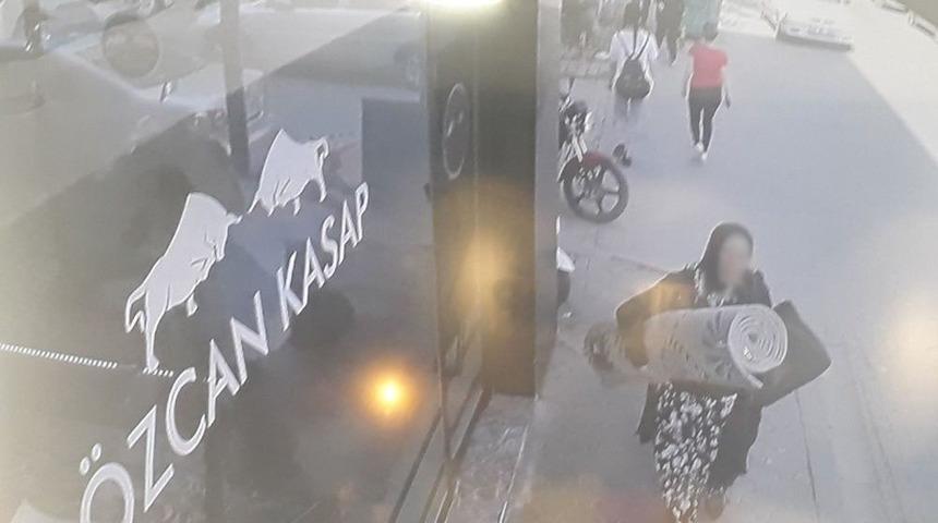 G&uuml;peg&uuml;nd&uuml;z Halıyı Omuzlayarak &Ccedil;aldı