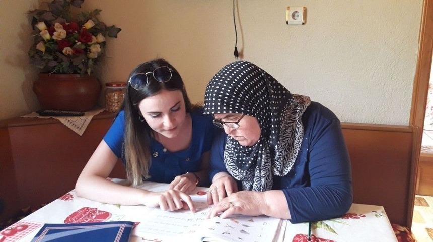 4 Çocuk 9 Torun Sahibi Kadın, Okuma Yazmayı Evinde Öğreniyor