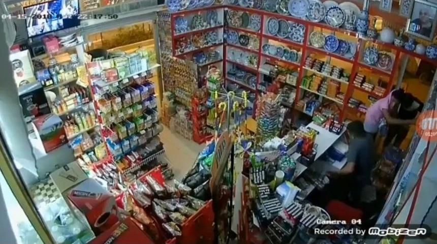 Alarm &Ccedil;alınca Kasayı Bırakıp Ka&ccedil;tılar