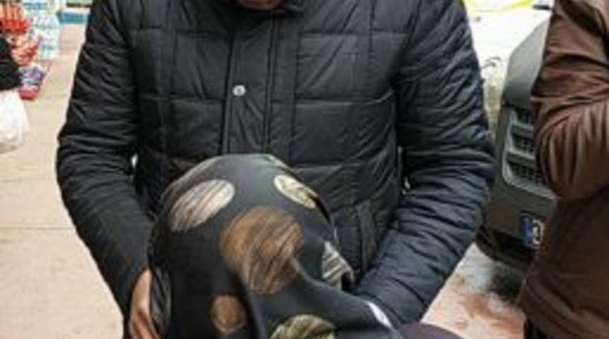 Alışveriş Merkezinden Hırsızlık Yapan Yaşlı Kadın Yakalanınca &Ccedil;aldıklarını Teslim Etti