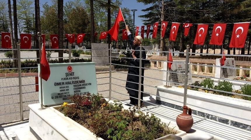 G&ouml;rme Engelli Bıkmaz, Halisdemir&rsquo;in Mezarında Kur&rsquo;a Ziyafeti Verdi