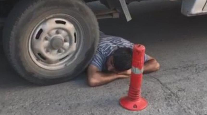 Seyyar Satıcı, Zabıta Aracının Altına Girdi