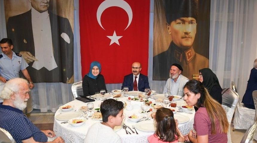 Vali Demirtaş, Şehit Aileleri Onuruna Düzenlenen İftara Katıldı