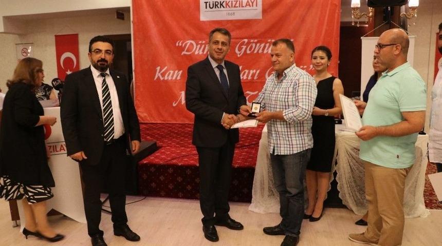 Kan Bağışlayanlara Madalya Ve Plaket