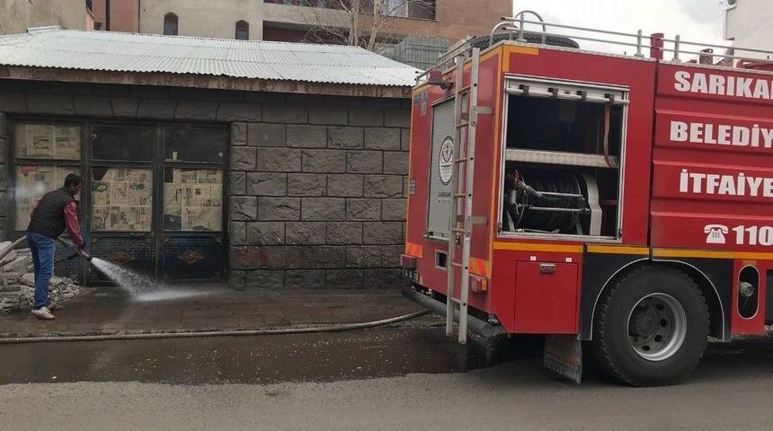 Sarıkamış&rsquo;ta İtfaiye Ekipleri Yolları Yıkadı