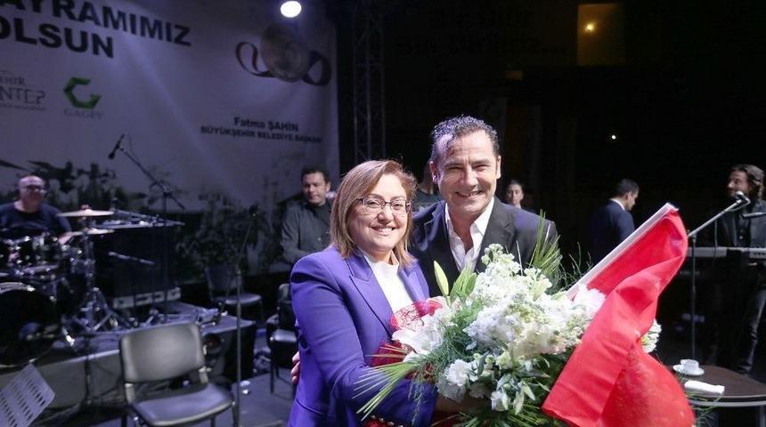 Gaziantepliler Kurtuluş G&uuml;n&uuml;n&uuml; Ferhat G&ouml;&ccedil;er&rsquo;le Kutladı