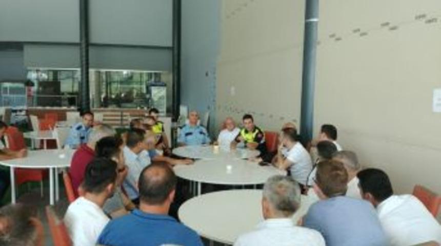 Polislerden Yolcu Otob&uuml;s&uuml; Şof&ouml;rleriyle Toplantı