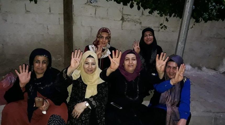 Seval Atilla&rsquo;nın &Ccedil;at Kapı Ziyaretleri S&uuml;r&uuml;yor