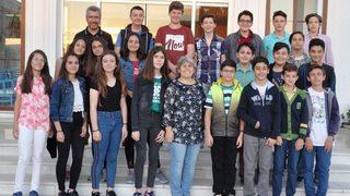 İlkokul Öğretmeninden Mezun Ettiği Öğrencilerine Yıllar Sonra İftar Sürprizi