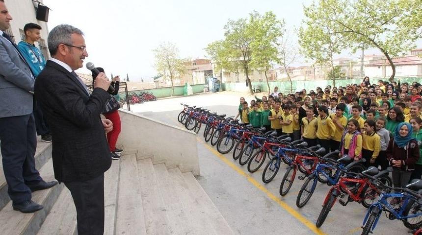 Başkan K&ouml;şker&rsquo;den &Ouml;ğrencilere Hediye Bisiklet