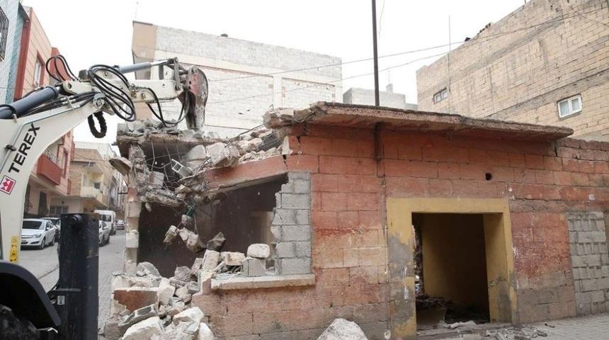 Haliliye&rsquo;de Metruk Yapının Yıkımı Ger&ccedil;ekleştirildi