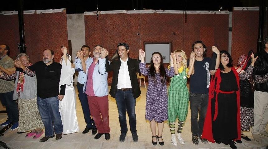 D&ouml;şemealtı Halkı Tiyatrosunu 25 Bin Kişi İzledi