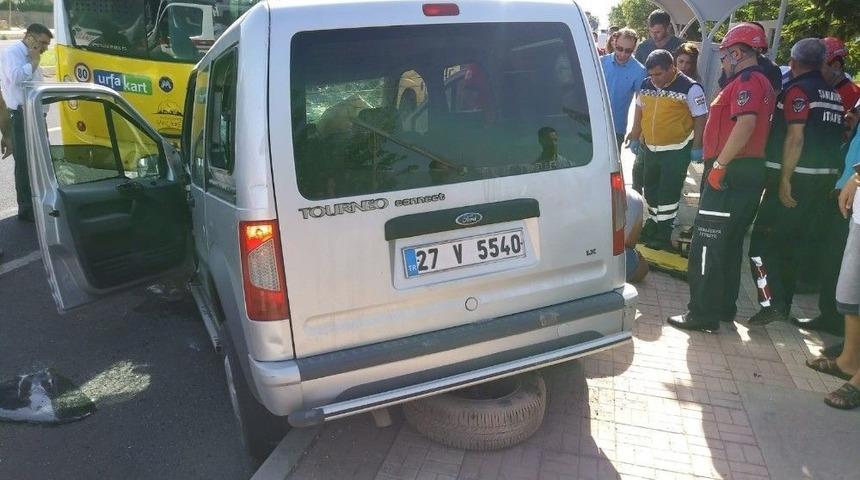 Hafif Ticari Araç Yolcu Otobüsüne Arkadan Çarptı: 2 Yaralı