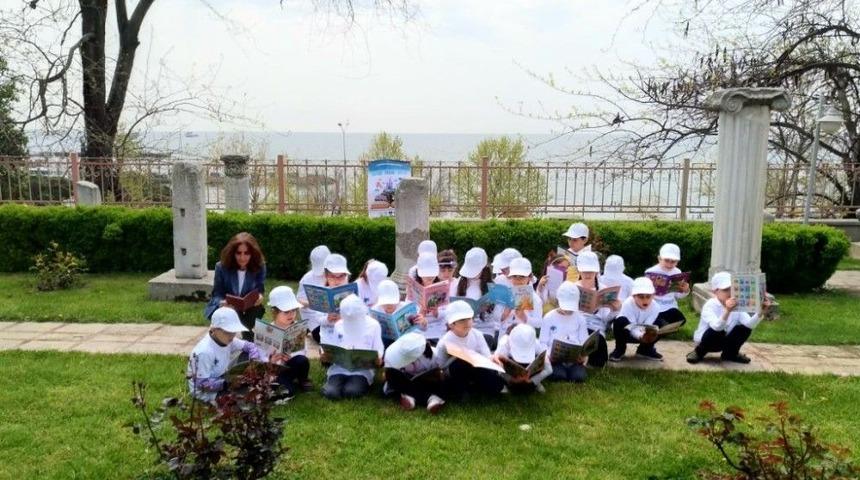 İlkokul &Ouml;ğrencilerinden Okuma Etkinliği