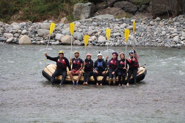 Rize’de Üniversite Öğrencilerinin Rafting Heyecanı