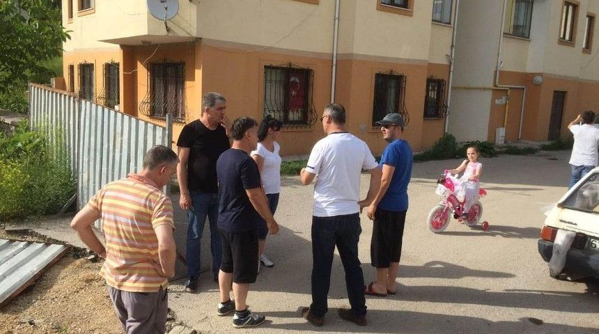 Site Girişine D&ouml;k&uuml;len Hafriyat Nedeniyle Ara&ccedil;lar Mahsur Kaldı