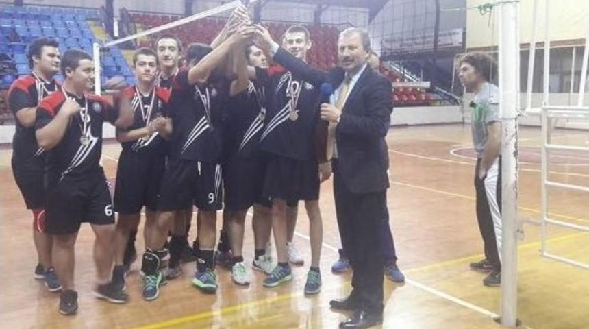 Simav Anadolu Lisesi Erkekler Voleybol Takımı İl Şampiyonu Oldu