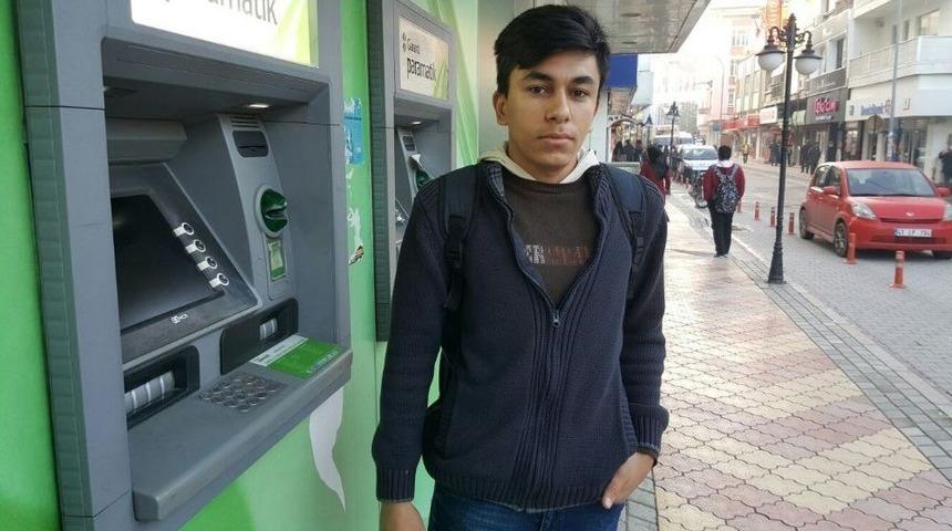 19 Yaşındaki Gen&ccedil; Hesabına Yanlışlıkla Yatırılan İş&ccedil;inin Maaşını İade Etti